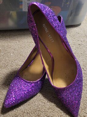 Nine West pointed-toe pumps, size 5